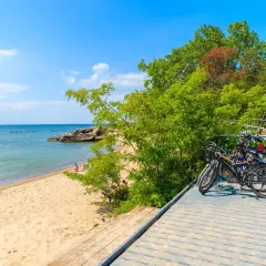 Rowery czekają na odkrywców pomorskich tras rowerowych. Piękna plaża i spokojne morze zachęcają do aktywnego wypoczynku.