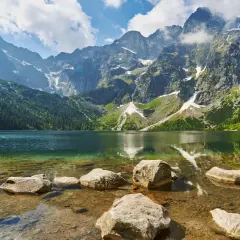 Gdzie jest Morskie Oko? Jezioro w otoczeniu gór, lasów i kamieni.