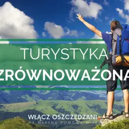 Szczęśliwy turysta z plecakiem na szczycie góry, cieszący się pięknem natury. Promuje to turystykę zrównoważoną.