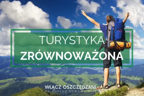 Szczęśliwy turysta z plecakiem na szczycie góry, cieszący się pięknem natury. Promuje to turystykę zrównoważoną.