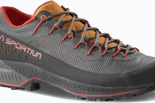 Szary but podejściowy La Sportiva TX4 Evo z pomarańczowymi akcentami i sznurówkami. Idealny na górskie wyzwania.