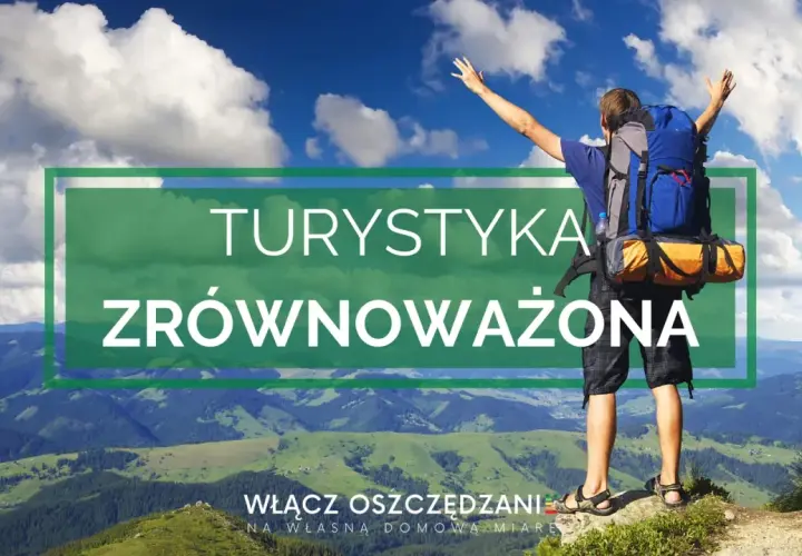 Szczęśliwy turysta z plecakiem na szczycie góry, cieszący się pięknem natury. Promuje to turystykę zrównoważoną.