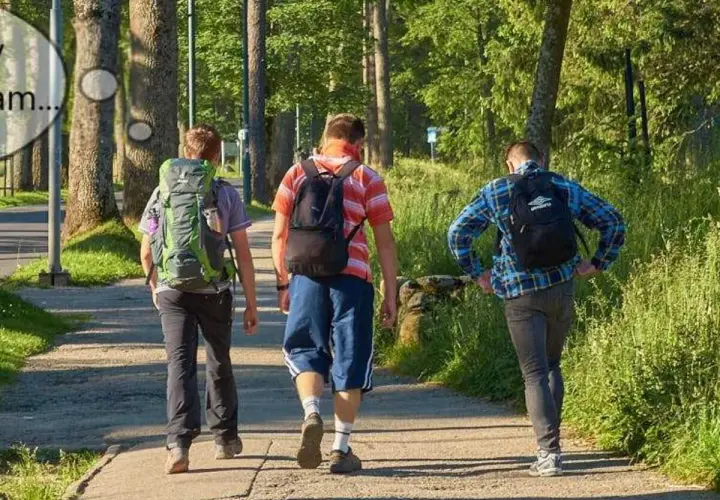 Trzech przyjaciół wyrusza na przygodę, ucząc się, jak zacząć chodzić po górach. Plecaki gotowe, droga przed nimi.