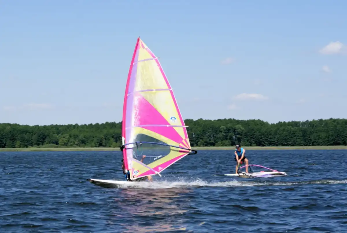 Windsurfing na Mazurach - gdzie pływać i ile to kosztuje