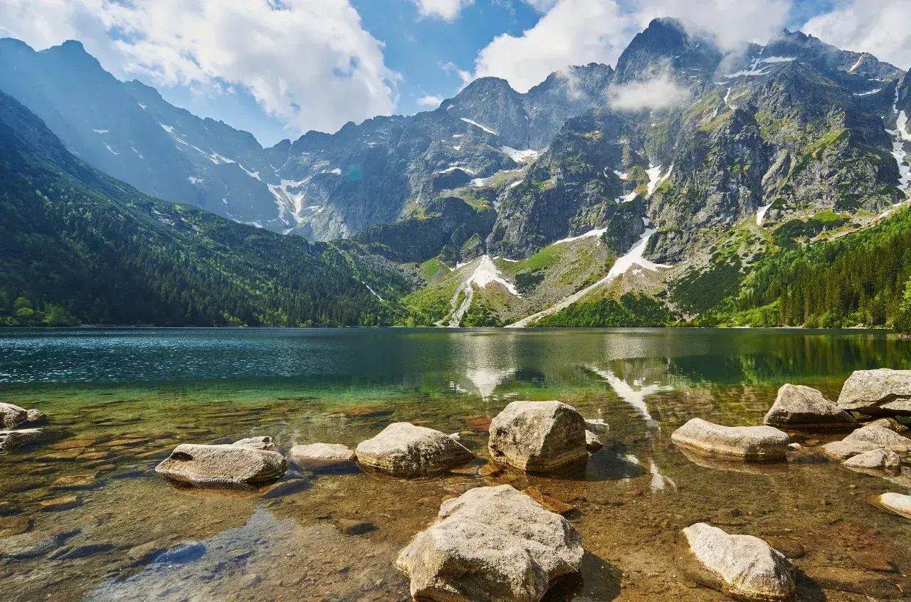Gdzie jest Morskie Oko? Jezioro w otoczeniu gór, lasów i kamieni.